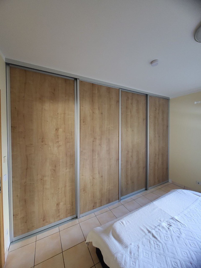 Schwebetürenschrank in Holzoptik in Brandenburg