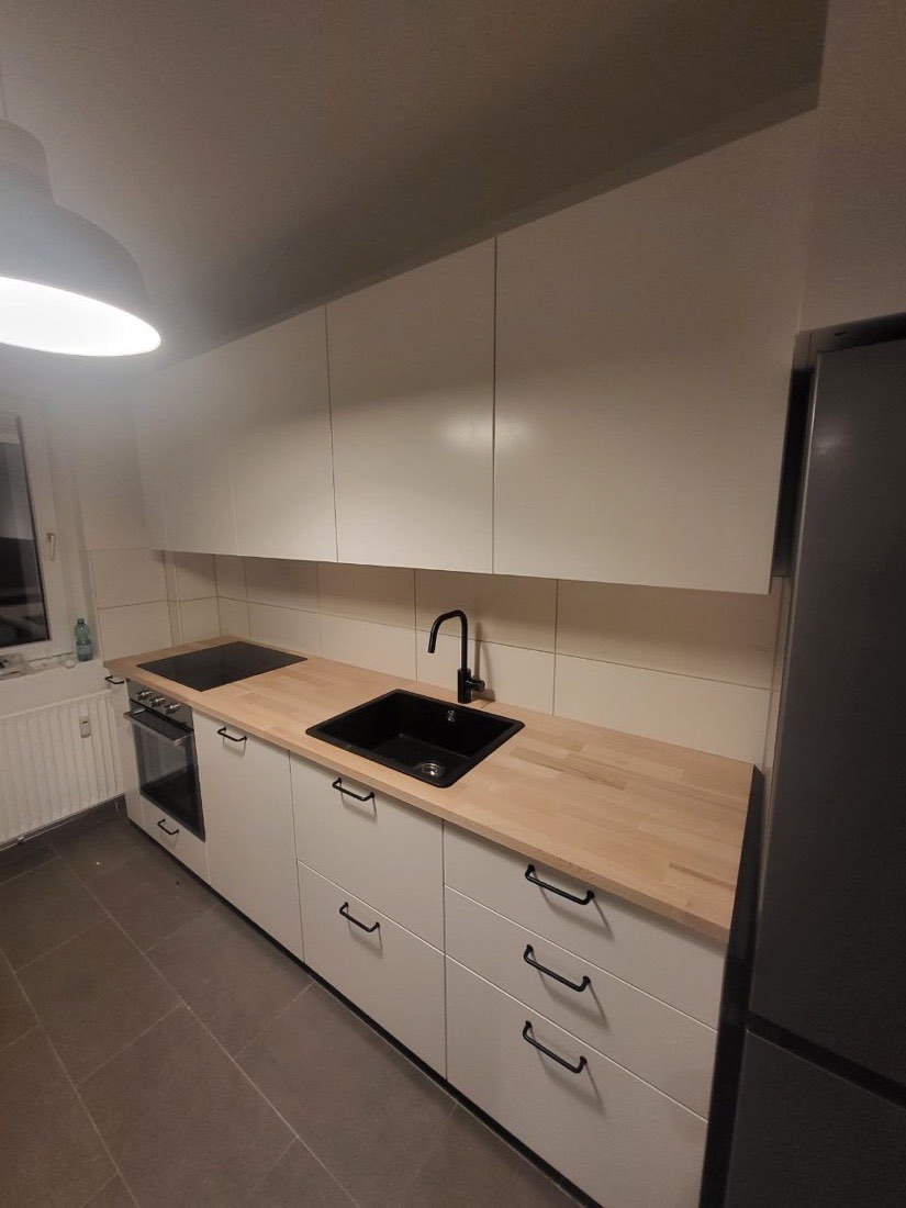 Helle Küche mit Massivholz-Arbeitsplatte