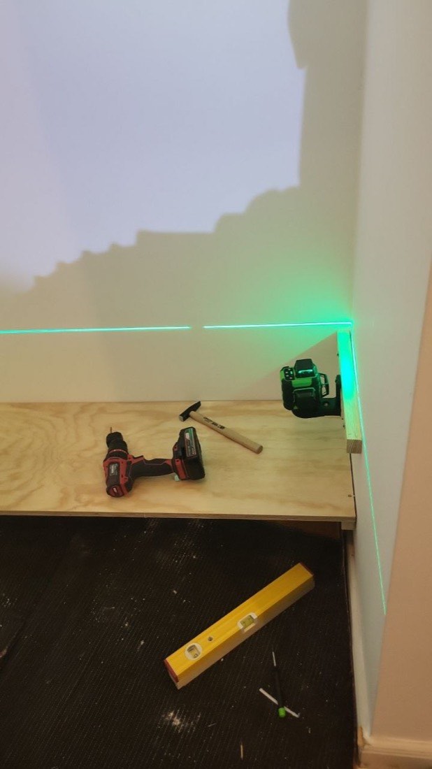 Präzise Wandmontage mit grünem Laser-Nivelliergerät