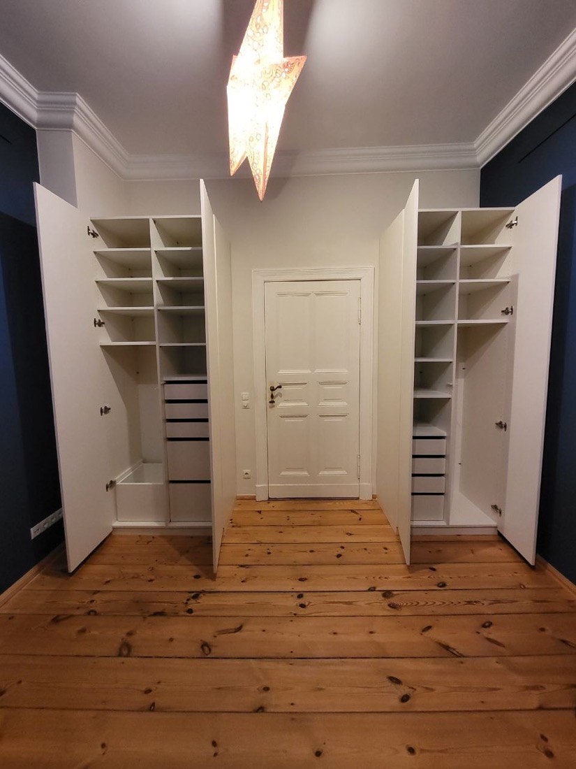 Maßgefertigter weißer Einbauschrank im Flur mit Innenfächern