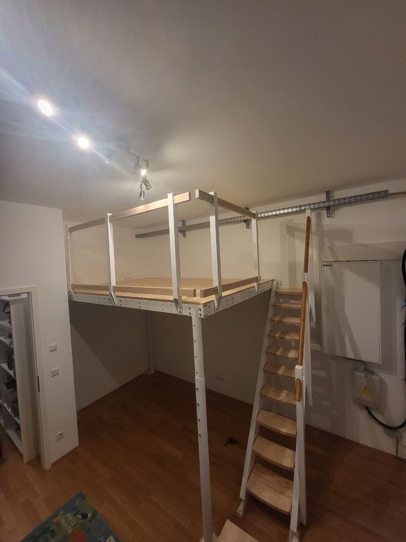 Aufbau einer Lagerbühne mit Treppe